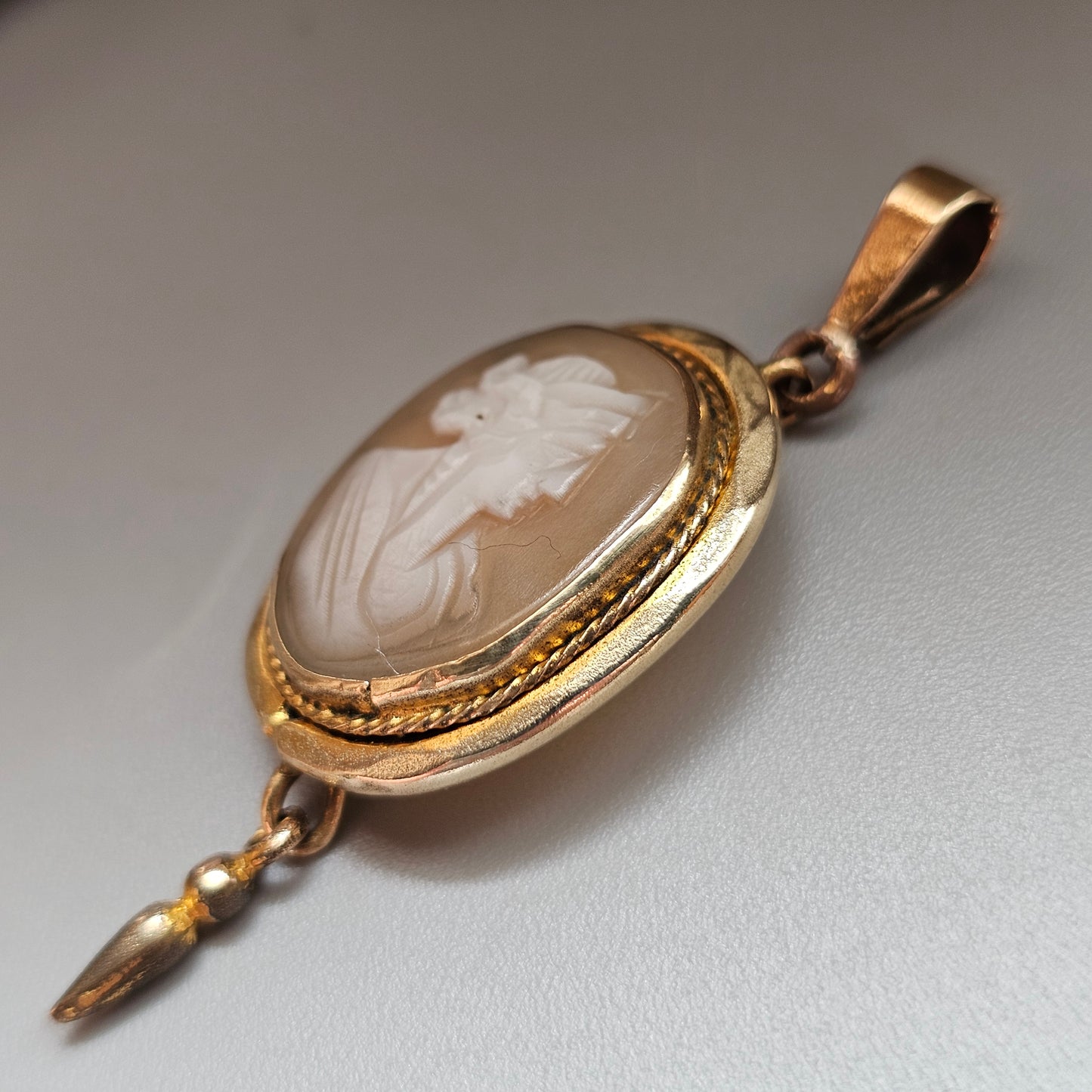 Antique Victorian Shell Cameo Necklace Pendant in Gold Tone Frame