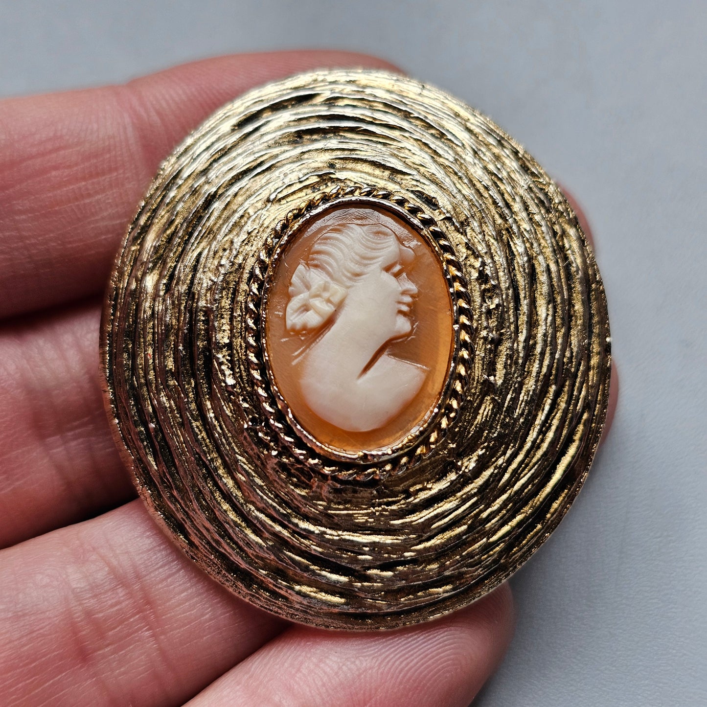 Vintage 1960s 1970s Shell Cameo Brooch Necklace Pendant Gold Tone Textured Costume Jewellery
