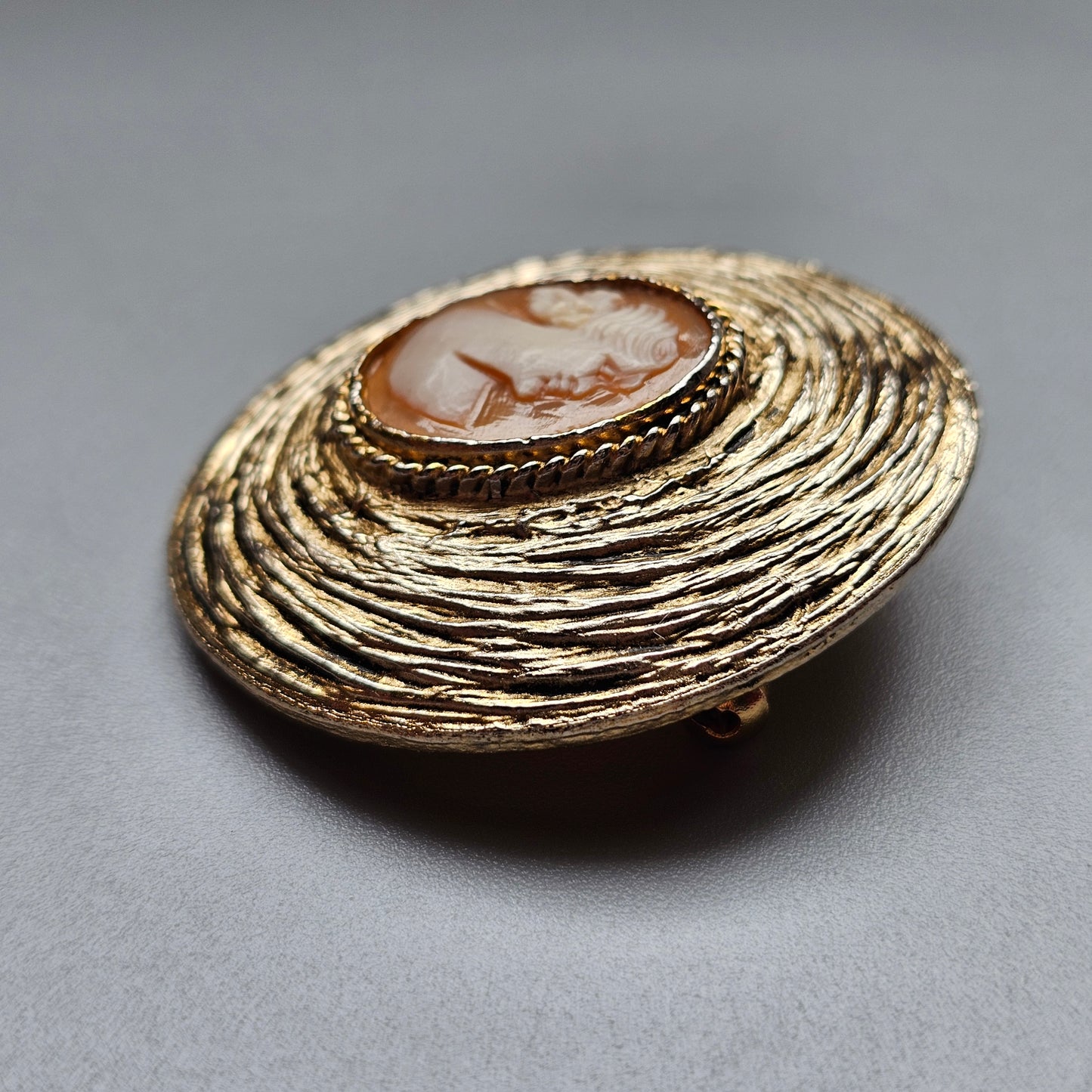 Vintage 1960s 1970s Shell Cameo Brooch Necklace Pendant Gold Tone Textured Costume Jewellery