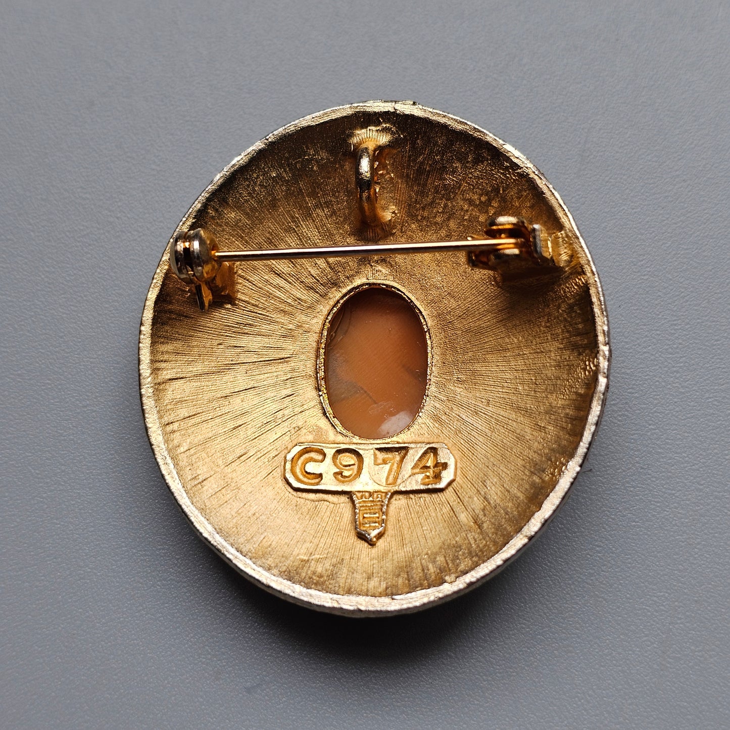 Vintage 1960s 1970s Shell Cameo Brooch Necklace Pendant Gold Tone Textured Costume Jewellery