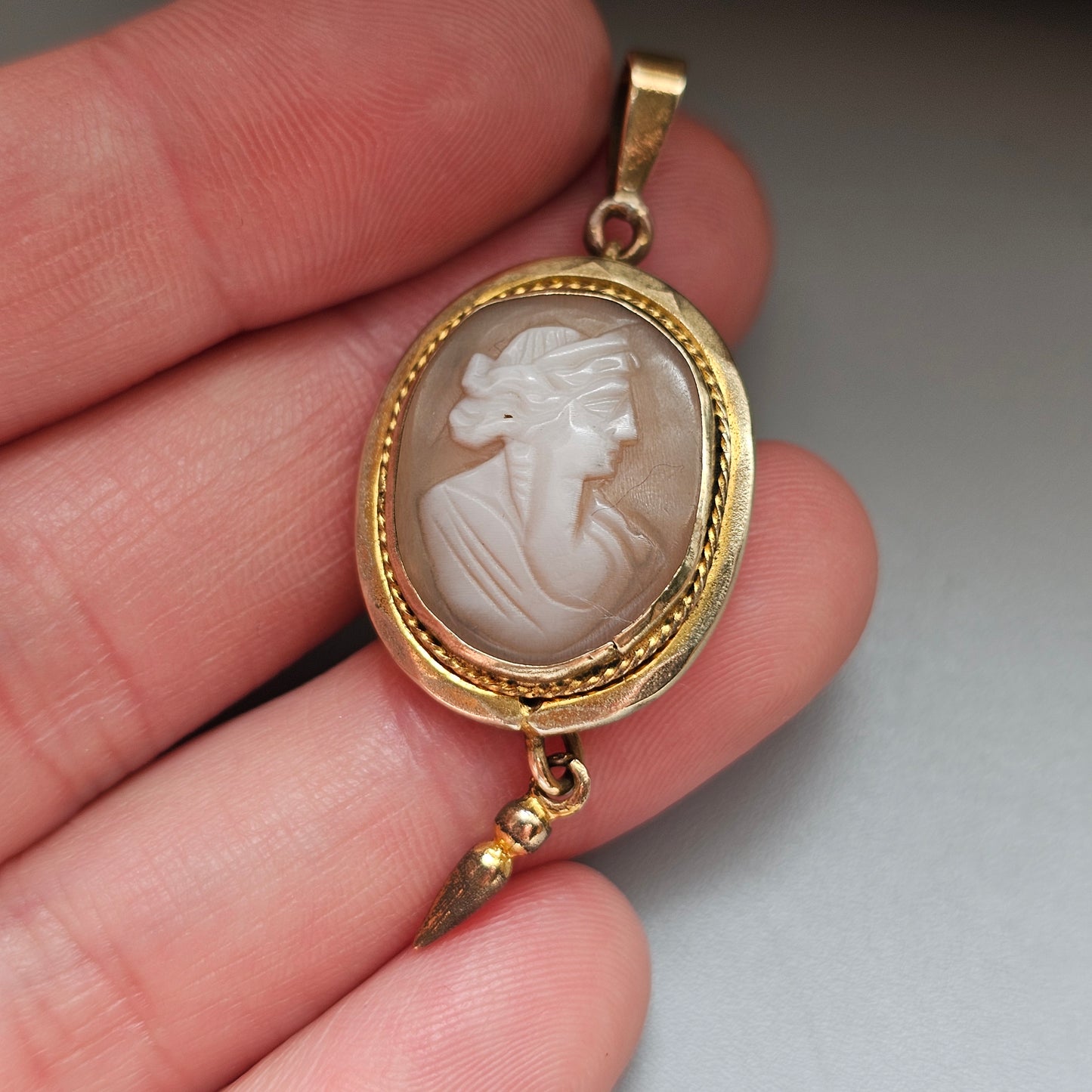 Antique Victorian Shell Cameo Necklace Pendant in Gold Tone Frame