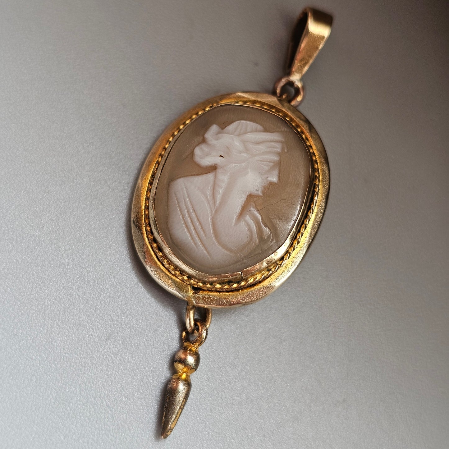 Antique Victorian Shell Cameo Necklace Pendant in Gold Tone Frame