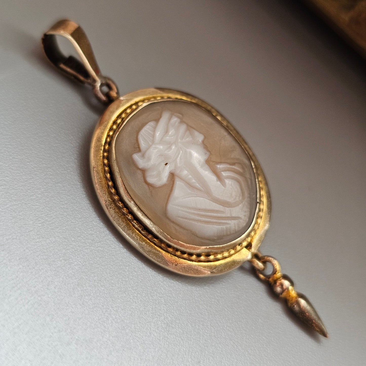 Antique Victorian Shell Cameo Necklace Pendant in Gold Tone Frame