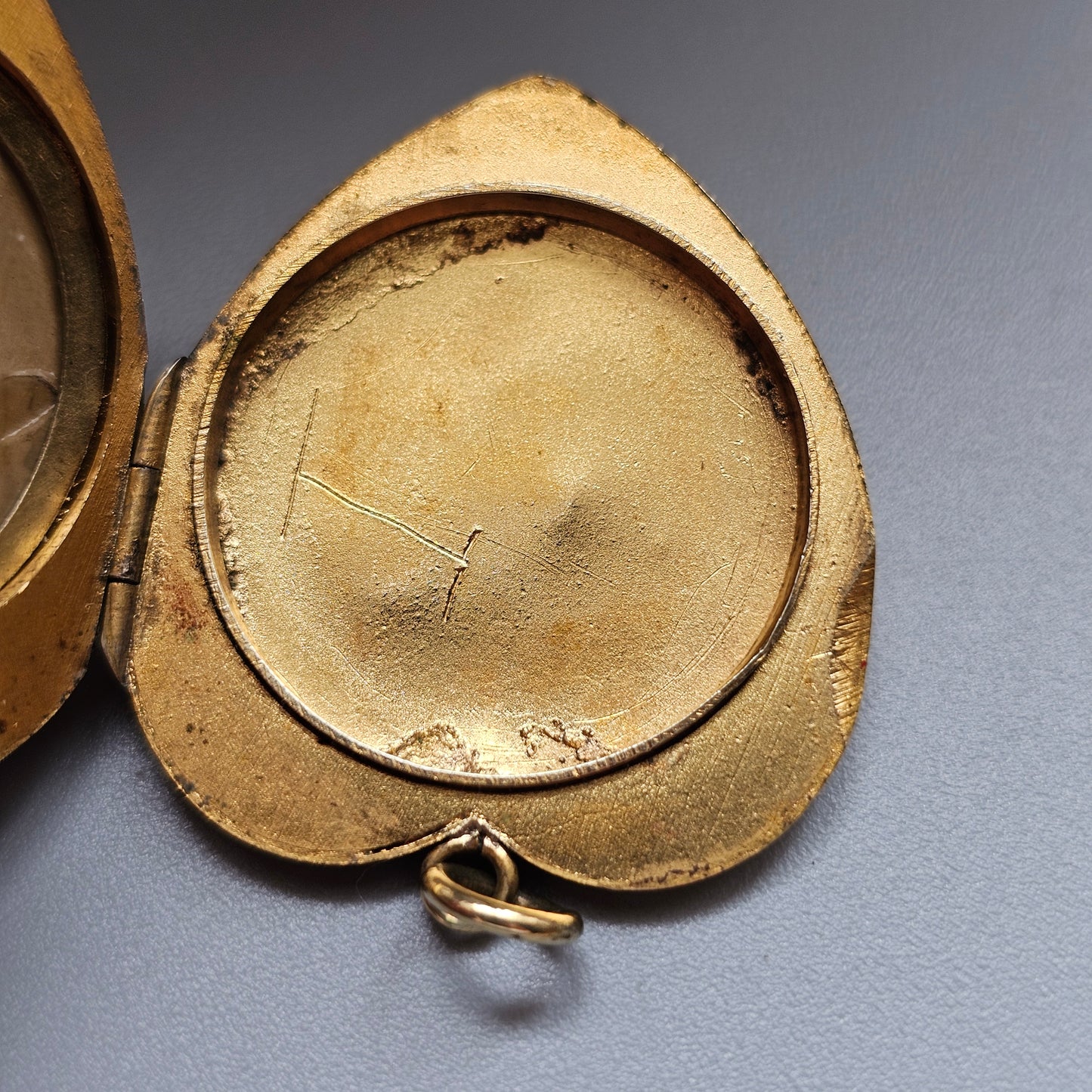 Antique Victorian Edwardian Gold Plated Heart Locket with Ivy Leaf Engraving
