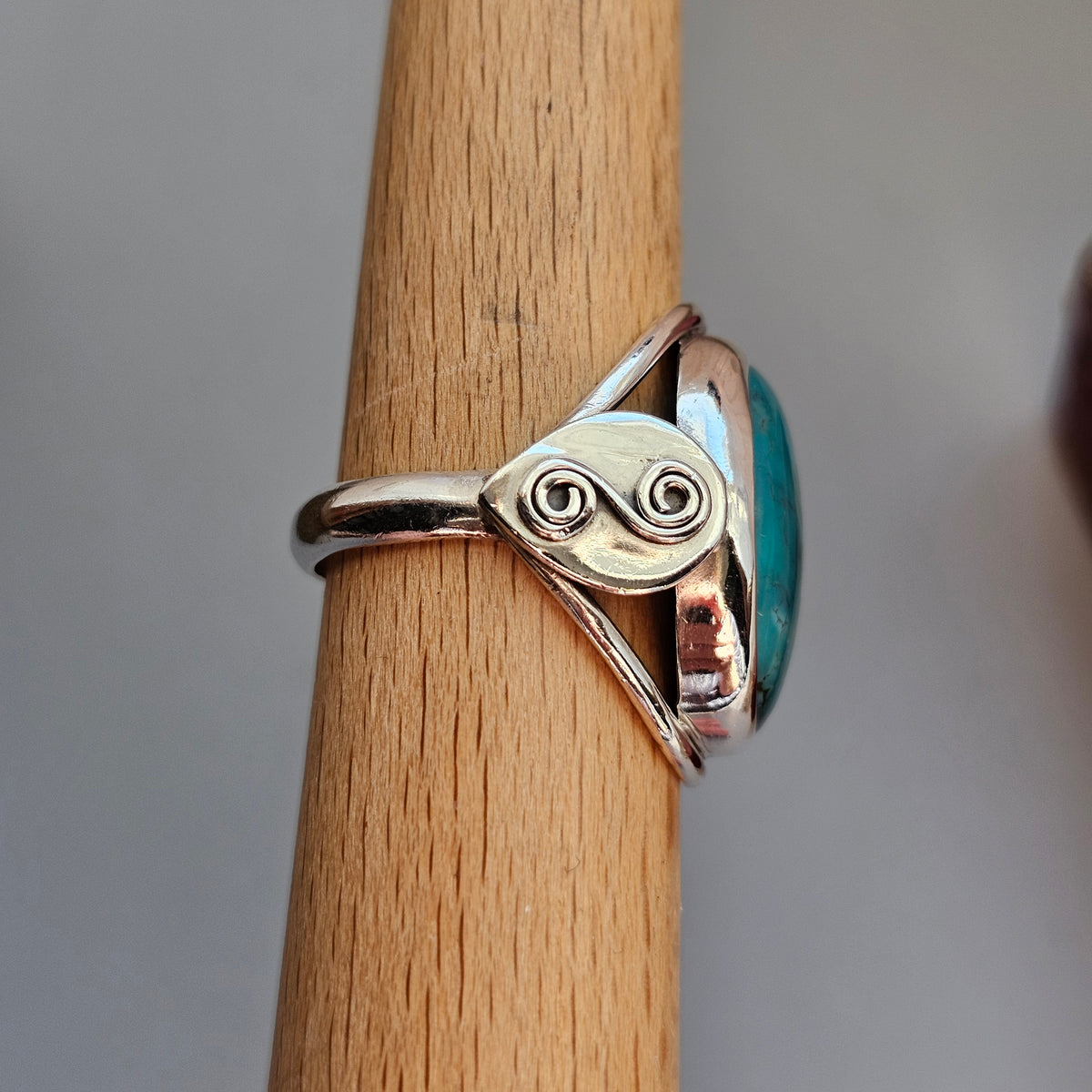 Vintage Sterling Silver Turquoise Cabochon Celtic Style Ring