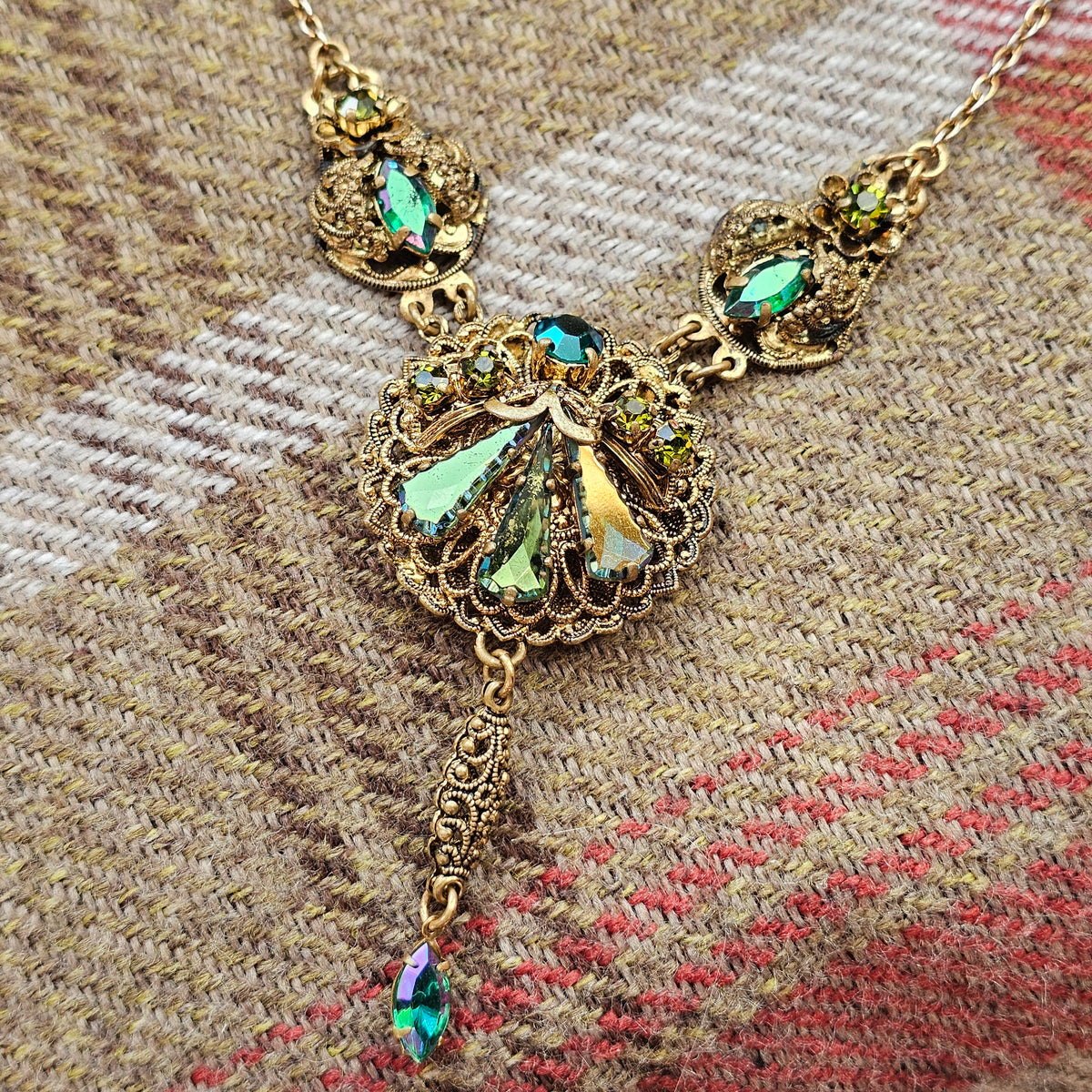 Vintage 1950s Green Aurora Borealis Filigree Rhinestone Necklace