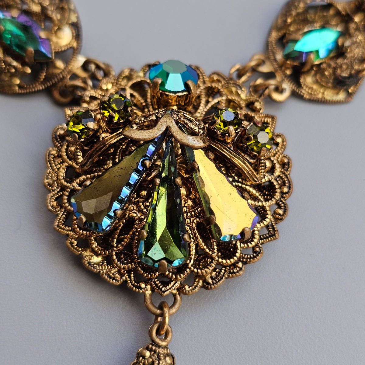 Vintage 1950s Green Aurora Borealis Filigree Rhinestone Necklace