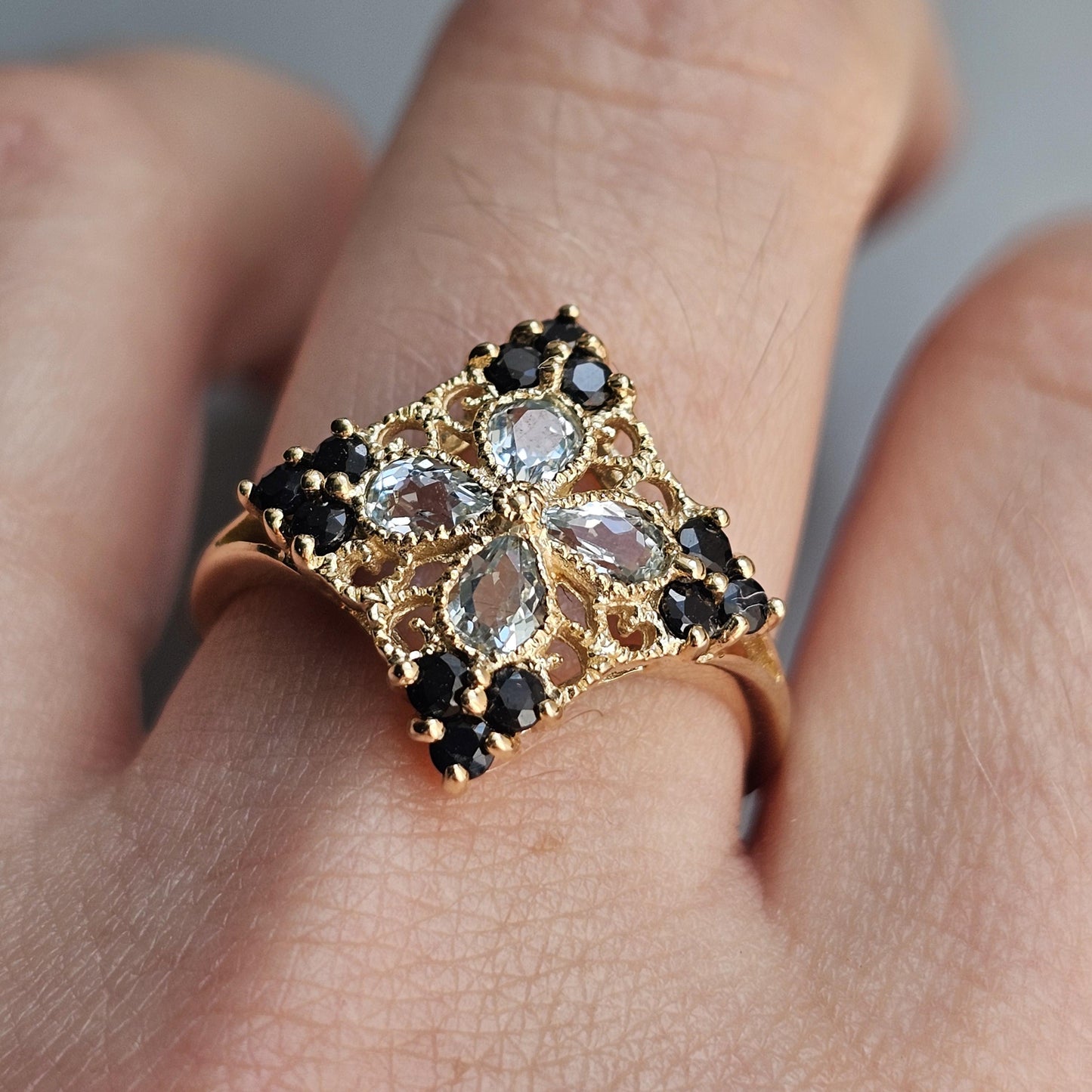 9ct Yellow Gold Ornate Ring with Light and Dark Blue Topaz – British Hallmarked – UK Size P 1/2 US Size 8