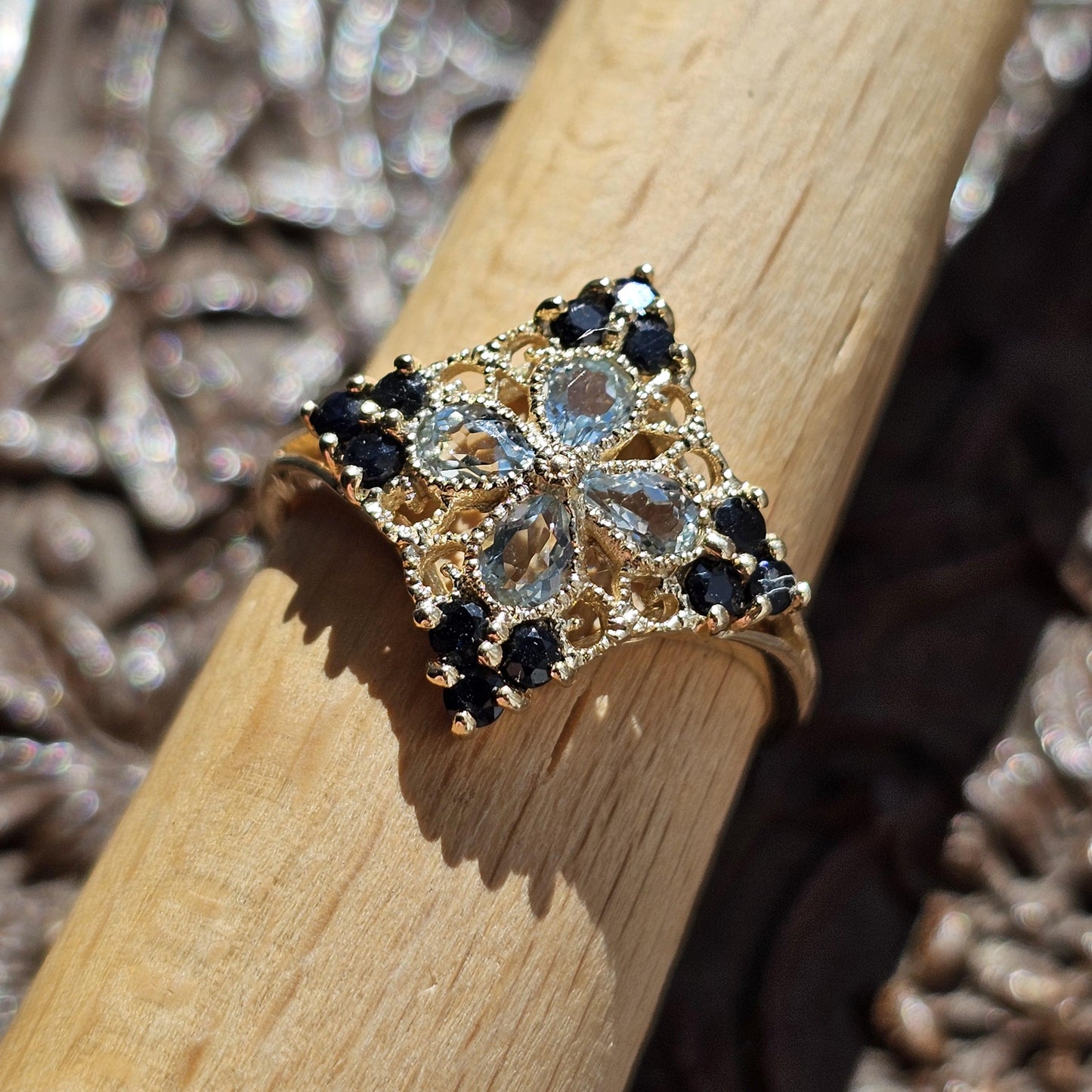 9ct Yellow Gold Ornate Ring with Light and Dark Blue Topaz – British Hallmarked – UK Size P 1/2 US Size 8