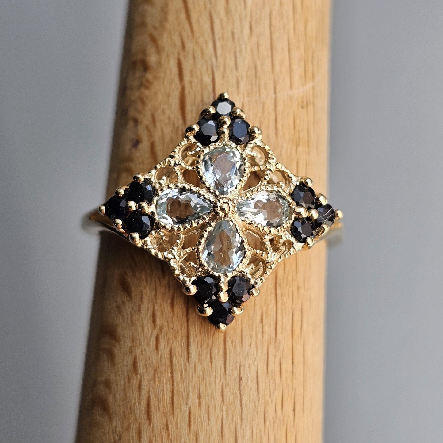 9ct Yellow Gold Ornate Ring with Light and Dark Blue Topaz – British Hallmarked – UK Size P 1/2 US Size 8