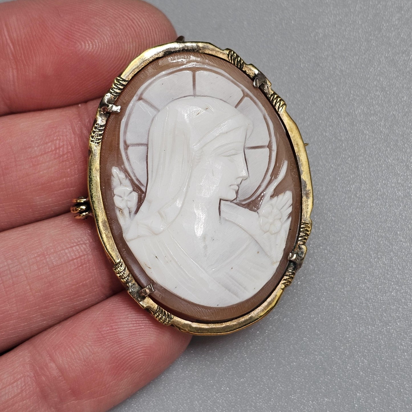 Vintage Virgin Mary Shell Cameo Brooch Pendant: Gold Tone Religious Motif